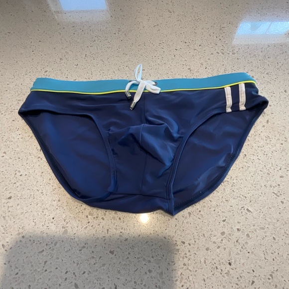 UXH swimsuit - Picture 3 of 6